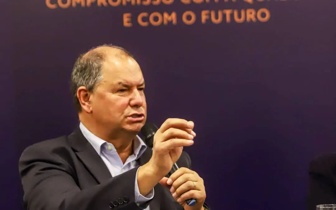Projeto de lei que regulamenta uso de celulares em sala de aula avança na Câmara