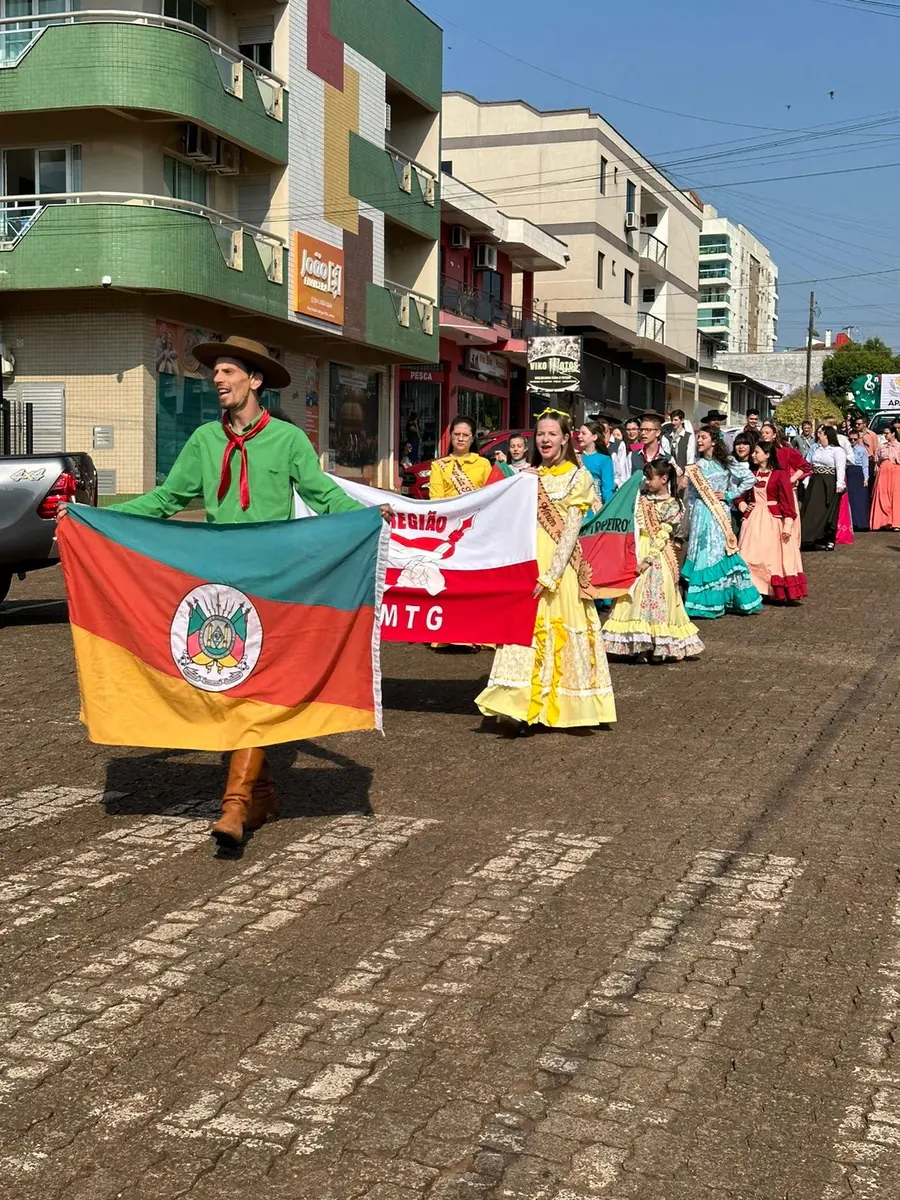 Semana Farroupilha encerra com grande desfile Comemorativo ao Dia do Gaúcho