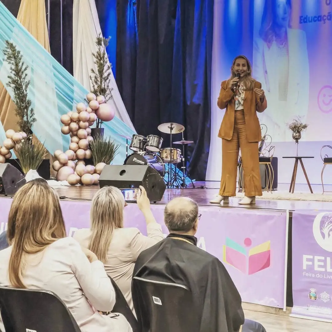 Brilho e Sabedoria: A Psicóloga Camila Cury Enaltece a 4ª FELIBI com sua Presença Inspiradora