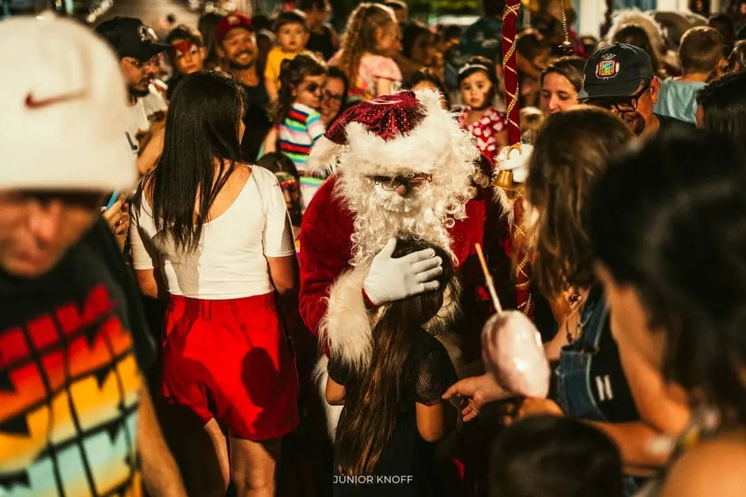 PAPAI NOEL RECEBE A CHAVE DO MUNICÍPIO EM UMA ABERTURA COM FOCO NA MAGIA DA PRESENÇA DO CASAL NOEL