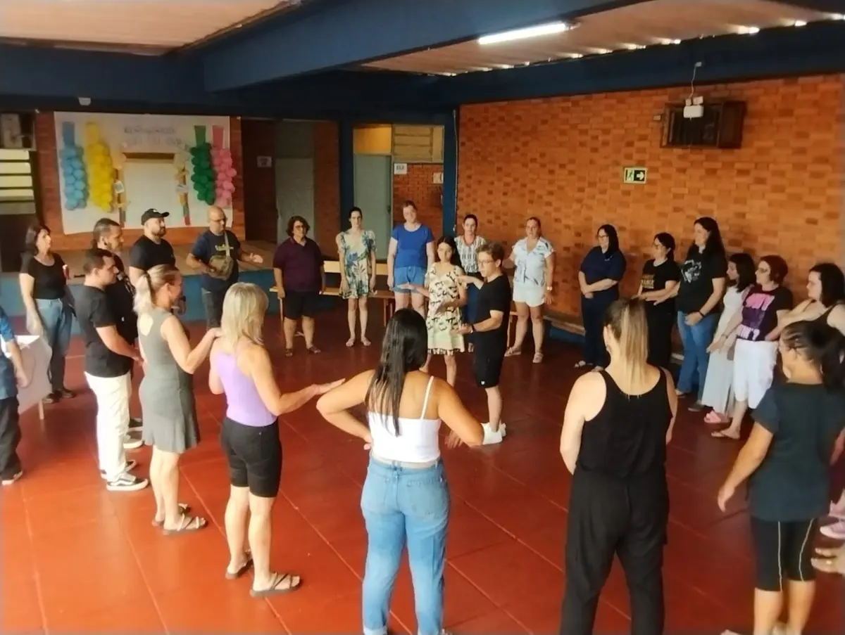 Estudantes do Instituto Edmundo Roewer promovem acolhida especial para professores e funcionários