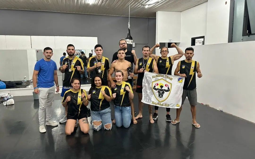Atletas de Ibirubá conquistam cinco títulos no JVT Fight Night em Caxias do Sul