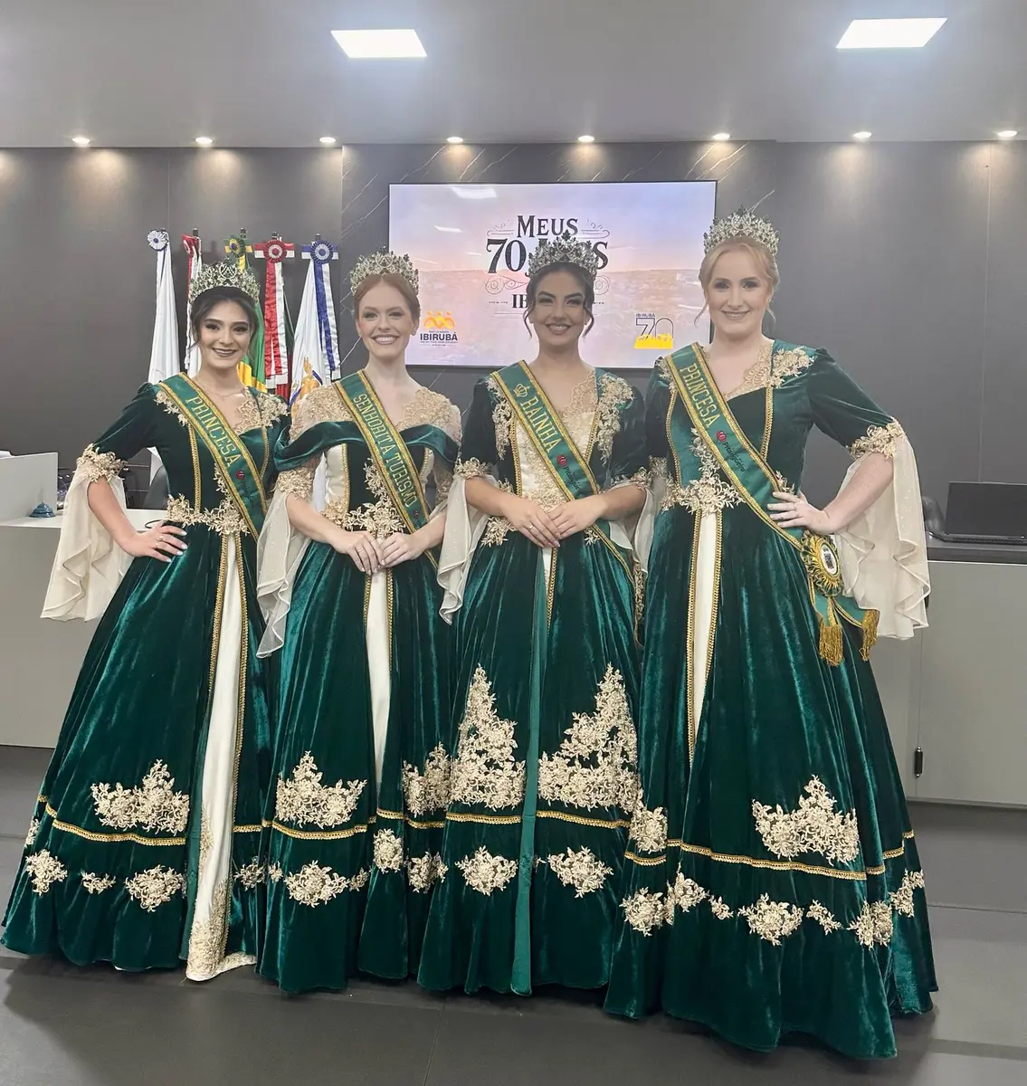 Rainhas de Ibirubá Apresentam Novos Trajes Durante Lançamento do Selo Comemorativo dos 70 Anos do Município