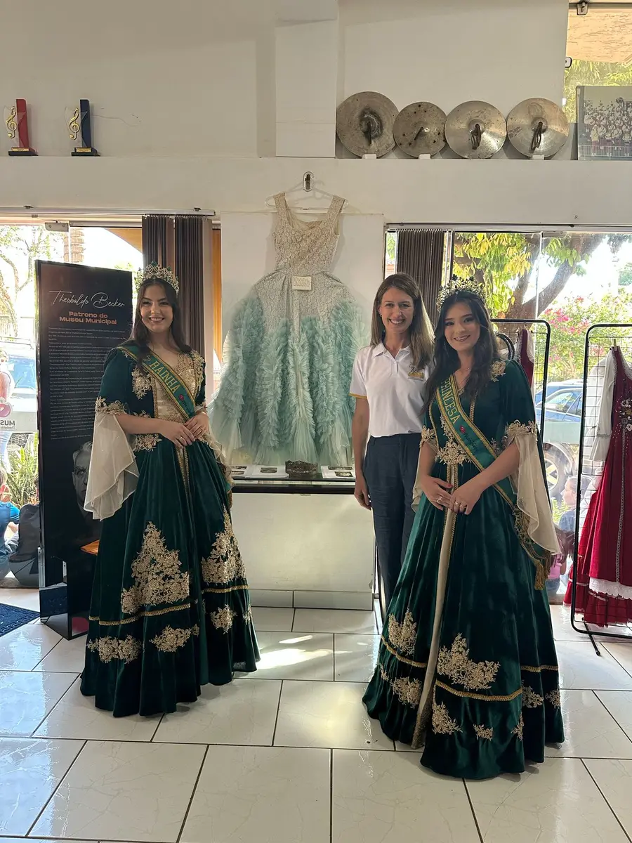 Exposição “Traje(tórias) de Ibirubá” resgata história das soberanas do município