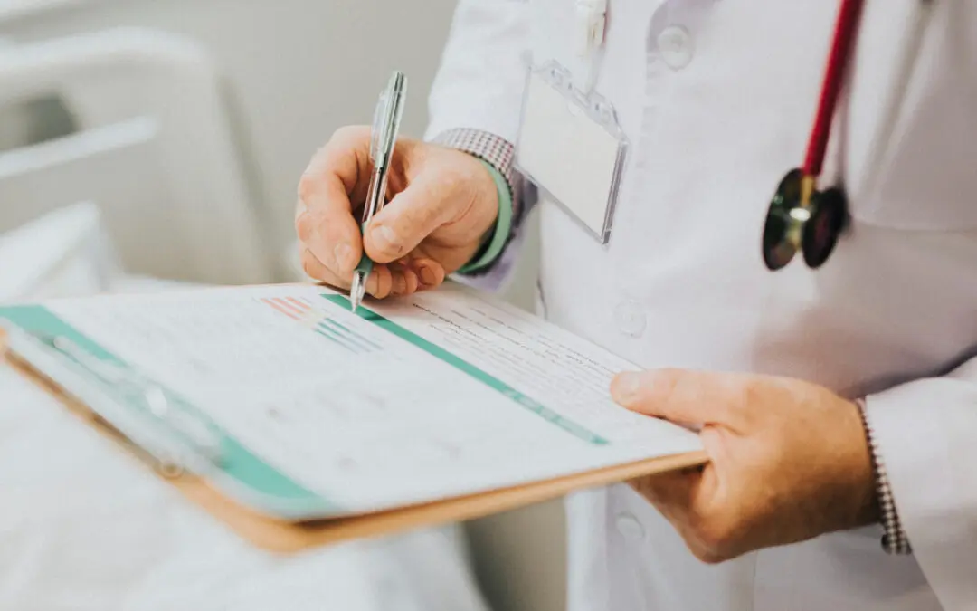 Médicos brasileiros buscam reconhecimento fora do país em meio a debate sobre ensino médico