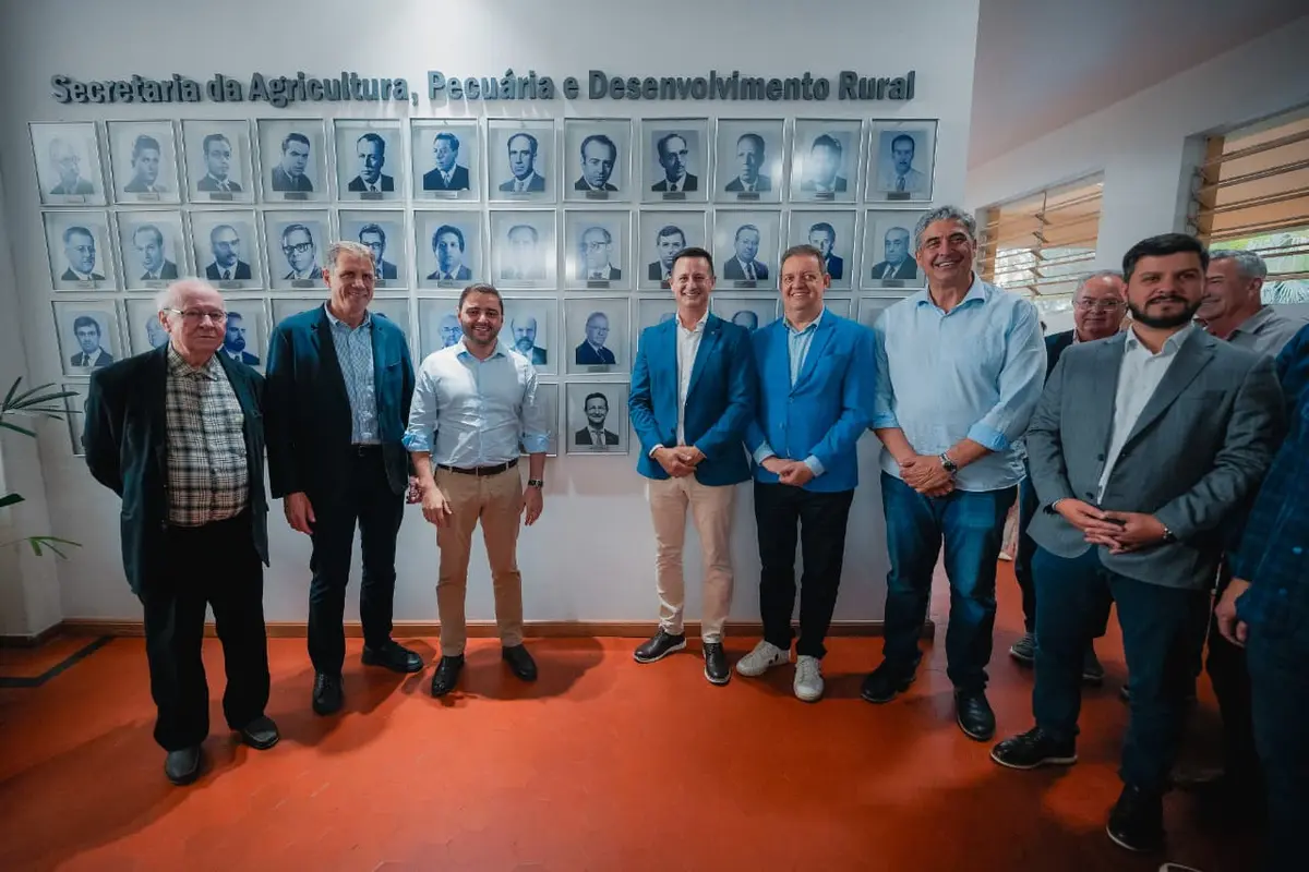 Clair Kuhn entra para a galeria da Secretaria da Agricultura