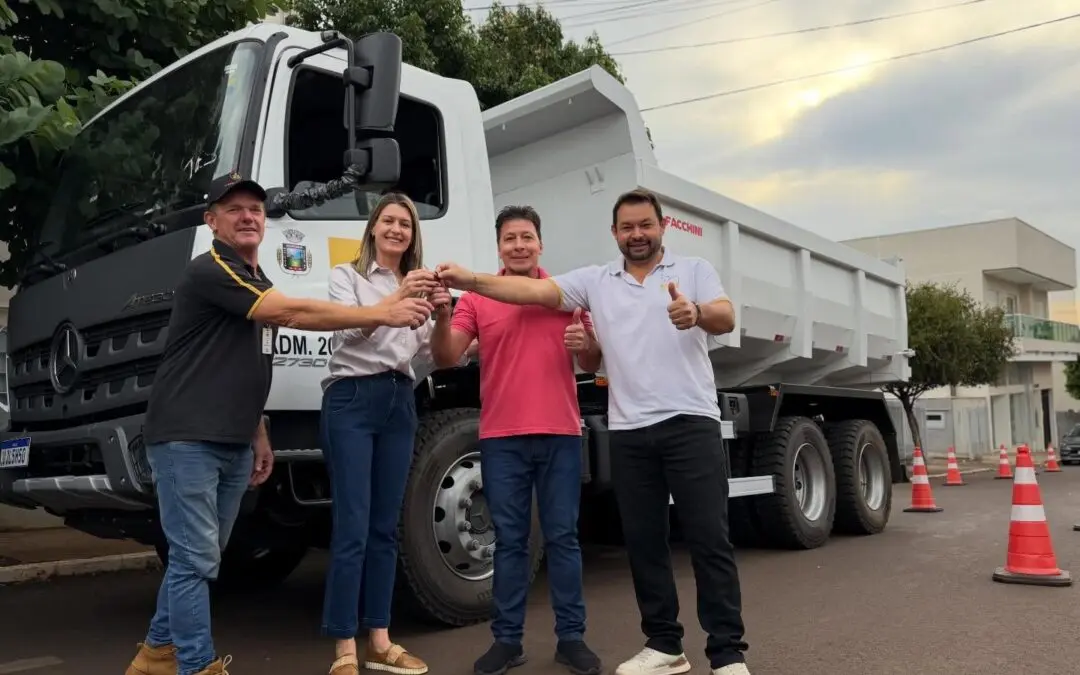 IBIRUBÁ RECEBE MOTONIVELADORA E CAMINHÃO PARA REFORÇAR INFRAESTRUTURA URBANA E RURAL