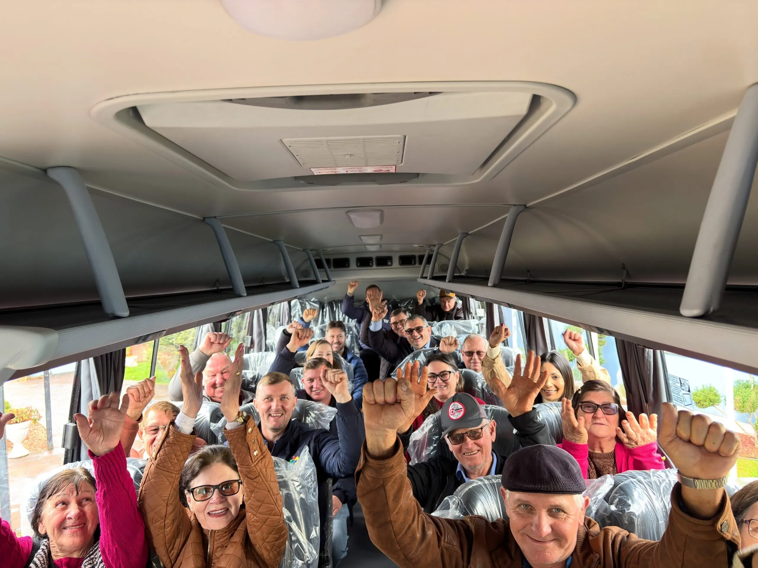 Quinze de Novembro entrega novo ônibus de R$ 648,8 mil e amplia atendimento social com mais acessibilidade e qualidade de vida