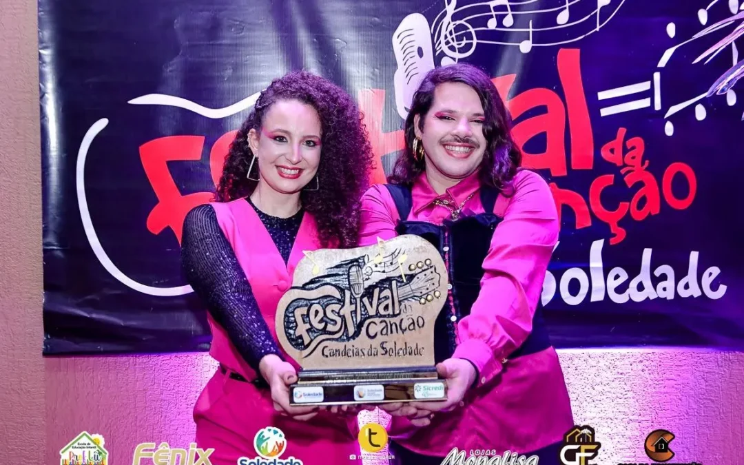 Caroline Nascimento, de Ibirubá, e Sá Bia, de Pelotas, conquistam o 1º lugar no 8º Festival Candeias da Soledade