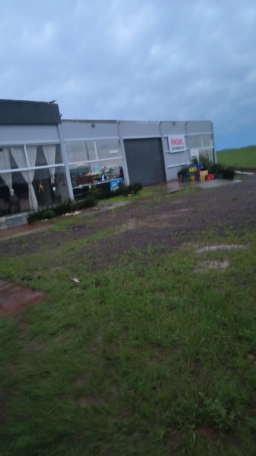 Comunidade se mobiliza para ajudar família após vendaval destruir mercado em Santa Clara do Ingaí