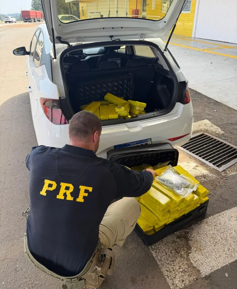 PRF apreende quase 100 kg de maconha e prende dupla por tráfico de drogas em Passo Fundo