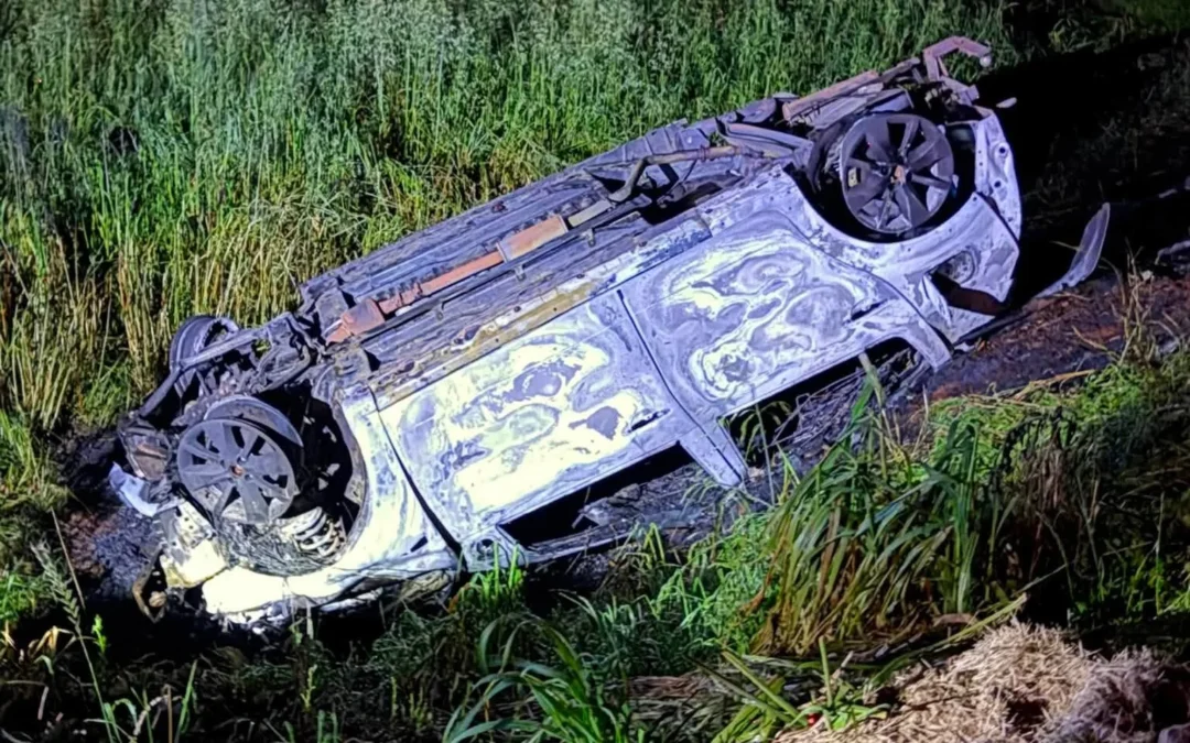 Motorista sobrevive após carro capotar e pegar fogo na ERS-223
