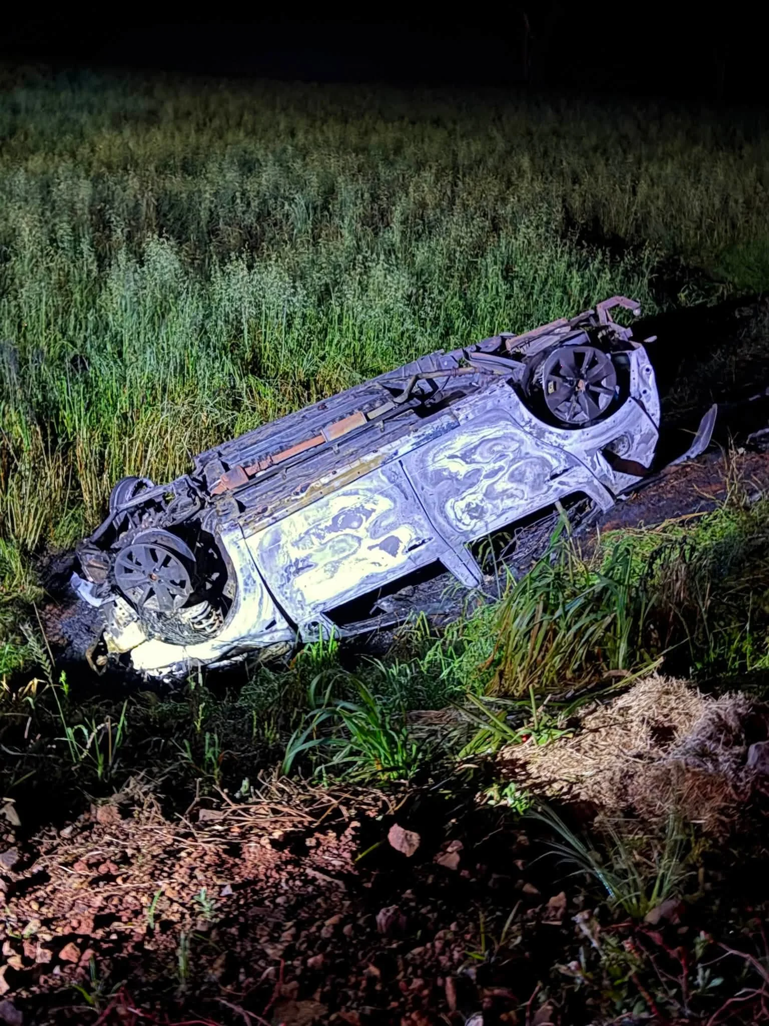 Motorista sobrevive após carro capotar e pegar fogo na ERS-223