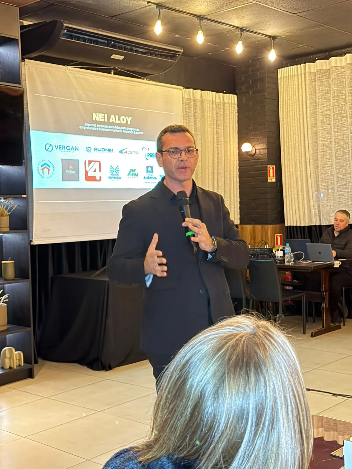 Palestra sobre liderança reúne empresários e profissionais em Ibirubá