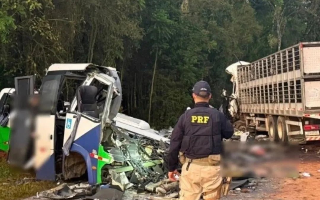 Carreta de Erechim se envolve em grave acidente no Paraná que deixa 23 mortos