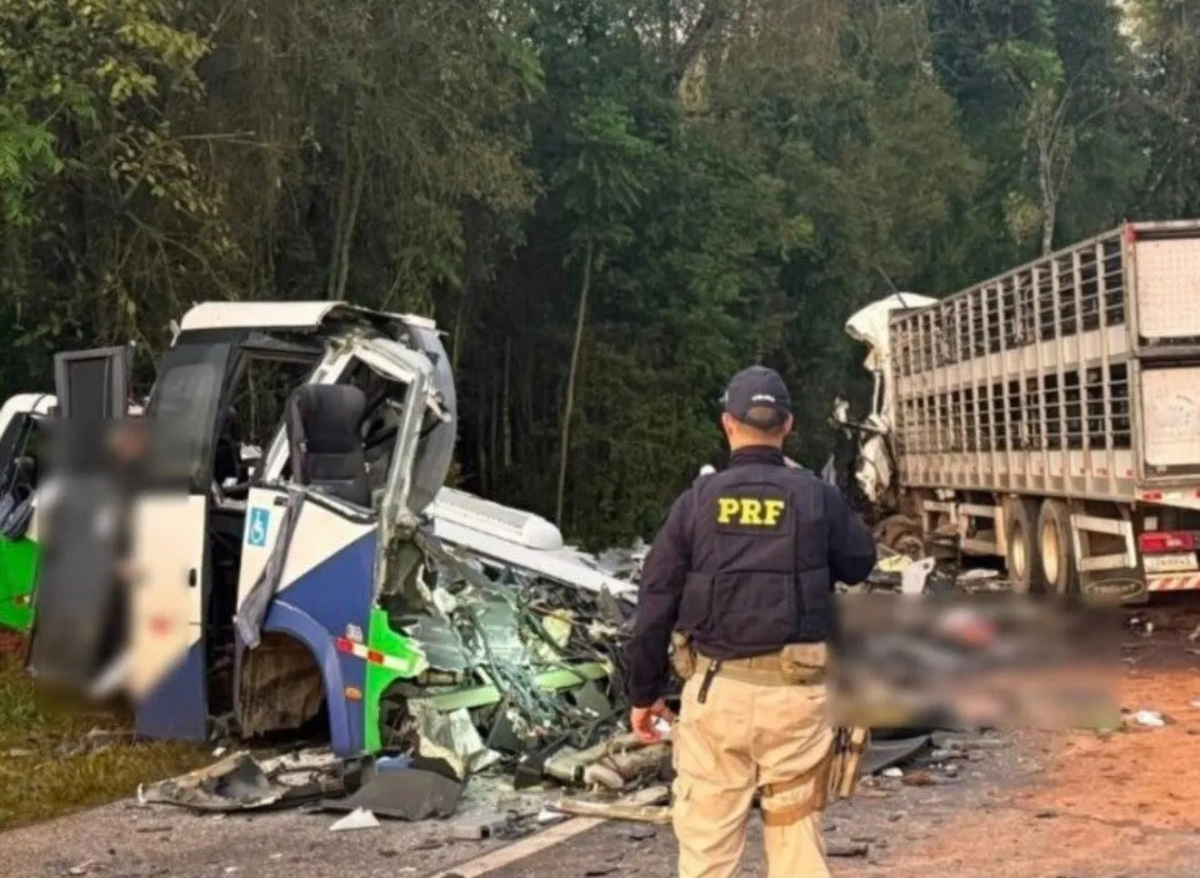 Carreta de Erechim se envolve em grave acidente no Paraná que deixa 23 mortos