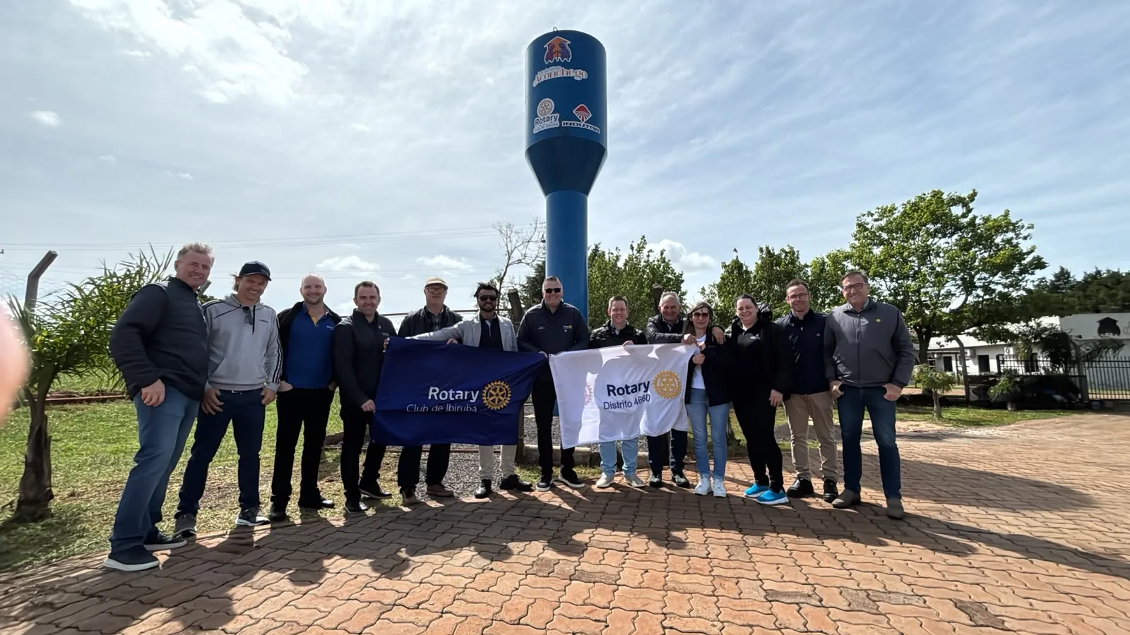 Rotary entrega caixa d’água ao Lar do Idoso e 17 cadeiras à Liga Feminina de Combate ao Câncer