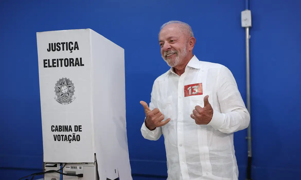 Lula é reeleito no segundo turno com 51,79% dos votos válidos