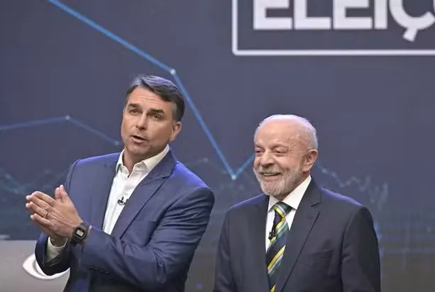 Lula e Flávio Bolsonaro apresentam propostas e trocam acusações em debate